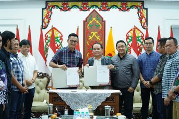 Gubernur Kalimantan Tengah Agustiar Sabran dan Wakil Gubernur Edy Pratowo serta Presiden klub Adhyaksa FC, Eko Setyawan menandatangani kerjasama strategis di Aula Isen Mulang, Kalimantan Tengah, Senin (22/06/2026) malam.