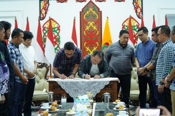 Gubernur Kalimantan Tengah Agustiar Sabran dan Wakil Gubernur Edy Pratowo serta Presiden klub Adhyaksa FC, Eko Setyawan menandatangani kerjasama strategis di Aula Isen Mulang, Kalimantan Tengah, Senin (22/06/2026) malam.