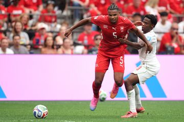 Manuel Akanji (kiri) berduel dengan Jonathan David pada laga Timnas Swiss vs Kanada di fase grup Piala Dunia 2026 yang digelar di BC Place, Vancouver (24/6/2026).