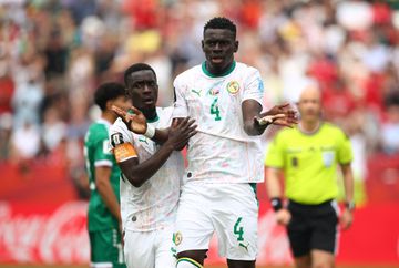 Bek Senegal, Abdoulaye Seck, merayakan gol pertama timnya bersama rekan setimnya, gelandang Idrissa Gana Gueye, selama pertandingan sepak bola Grup I Piala Dunia 2026 antara Senegal dan Irak di Stadion Toronto, Toronto, Kanada, pada 26 Juni 2026 waktu setempat.