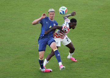 Striker Timnas Amerika Serikat,Folarin Balogun, melakukan pelanggaran keras terhadap Tarik Muharemovic dalam laga Piala Dunia 2026 di Santa Clara (1/7/2026).