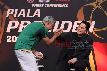 Ketua Umum PSSI, Erick Thohir (kanan), sedang bersalaman dengan Ernando Ari Sutaryadi (kiri) selaku Kiper Persebaya Surabaya di Jakarta, Senin (6/7/2026).