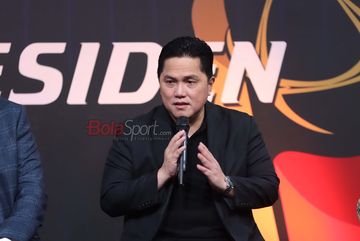 Ketua Umum PSSI, Erick Thohir, sedang memberikan keterangan kepada awak media di Jakarta, Senin (6/7/2026).