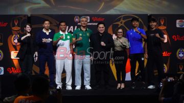 Ketua Umum PSSI, Erick Thohir, sedang foto bersama Ernando Ari, Manahati Lestusen,Dendi Santoso, Zahaby Gholy, NazrielAlfaro dalam sesi jumpa pers Piala Presiden 2026. 