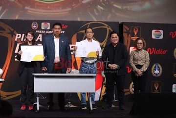 Ketua Umum PSSI, Erick Thohir, sedang foto bersama Ernando Ari, Manahati Lestusen,Dendi Santoso, Zahaby Gholy, NazrielAlfaro dalam sesi jumpa pers Piala Presiden 2026. 