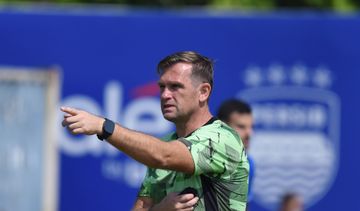 Pelatih Persib Bandung, Igor Tolic saat memberi arahan ke para pemain dalam latihan.