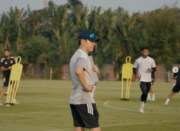 Shin Tae-yong memimpin sesi latihan perdana Persija Jakarta