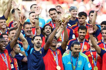 Timnas Spanyol mengangkat trofi Piala Dunia 2026 usai mengalahkan Argentina pada partai puncak di Stadion MetLife, New Jersey (19/7/2026). Setelah turnamen ini, publik Asia Tenggara langsung disuguhi ASEAN Championship 2026