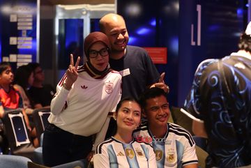Pratama Arhan bersama sang kekasihnya bernama  Inka Andestha sedang foto bersama dengan fans Spanyol dalam nobar final Piala Dunia 2026 antara Timnas Spanyol versus Timnas Argentina a di kawasan Fatmawati, Jakarta Selatan, Senin (20/7/2026).