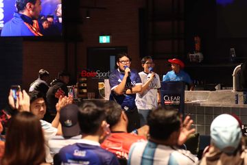 Suasana nobar final Piala Dunia 2026 antara Timnas Spanyol versus Timnas Argentina a di kawasan Fatmawati, Jakarta Selatan, Senin (20/7/2026).