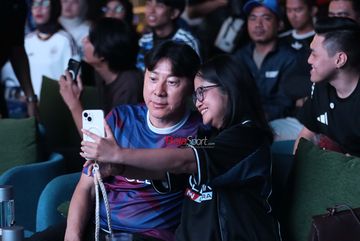 Pelatih Timnas Indonesia, Shin Tae-yong (kiri), sedang berfoto saat hadir dalam nobar final Piala Dunia 2026 antara Timnas Spanyol versus Timnas Argentina a di kawasan Fatmawati, Jakarta Selatan, Senin (20/7/2026).