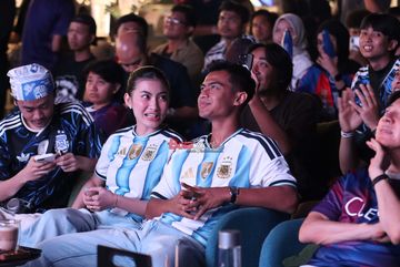 Pratama Arhan bersama sang kekasihnya bernama  Inka Andestha sedang nobar final Piala Dunia 2026 antara Timnas Spanyol versus Timnas Argentina a di kawasan Fatmawati, Jakarta Selatan, Senin (20/7/2026).