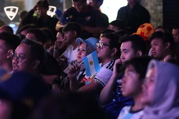 Suasana nobar final Piala Dunia 2026 antara Timnas Spanyol versus Timnas Argentina a di kawasan Fatmawati, Jakarta Selatan, Senin (20/7/2026).