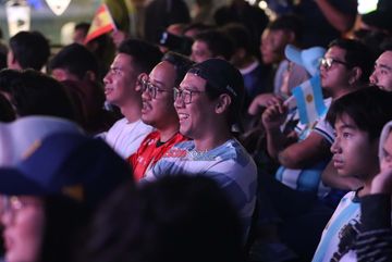 Suasana nobar final Piala Dunia 2026 antara Timnas Spanyol versus Timnas Argentina a di kawasan Fatmawati, Jakarta Selatan, Senin (20/7/2026).