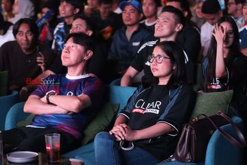 Pelatih Timnas Indonesia, Shin Tae-yong (kiri), saat hadir dalam nobar final Piala Dunia 2026 antara Timnas Spanyol versus Timnas Argentina a di kawasan Fatmawati, Jakarta Selatan, Senin (20/7/2026).