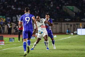 Kakang Rudianto (kanan) sedang mengawal ketat Joel Vinicius (kiri) dalam laga babak penyisihan grup A Piala Presiden 2026 antara Persib Bandung versus Arema FC di Stadion Si Jalak Harupat, Bandung, Jawa Barat, Sabtu (25/7/2026).