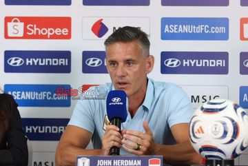 Pelatih Timnas Indonesia, John Herdman, sedang memberikan keterangan media di Stadion Pakansari, Bogor, Jawa Barat, Minggu (26/7/2026).