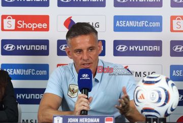 Pelatih Timnas Indonesia, John Herdman, sedang memberikan keterangan media di Stadion Pakansari, Bogor, Jawa Barat, Minggu (26/7/2026).