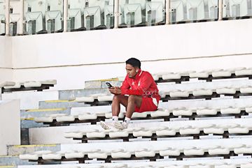 Marselino Ferdinan sempat terduduk pada tribun penonton saat terpisah dari latihan Timnas Indonesia di Stadion Madya, Senayan, Jakarta, Minggu (26/7/2026).