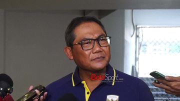 Anggota Komite Eksekutif PSSI sekaligus Ketua Badan Tim Nasional, Sumardji, sedang memberikan keterangan kepada awak media di Stadion Madya, Senayan, Jakarta, Minggu (26/7/2026).