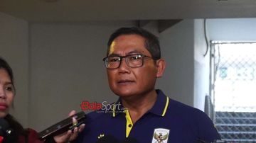 Anggota Komite Eksekutif PSSI sekaligus Ketua Badan Tim Nasional, Sumardji, sedang memberikan keterangan kepada awak media di Stadion Madya, Senayan, Jakarta, Minggu (26/7/2026).