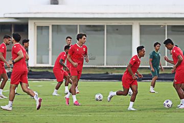 Tim Geypens (tengah) sedang berlatih bersama Timnas Indonesia di Stadion Madya, Senayan, Jakarta, Minggu (26/7/2026).