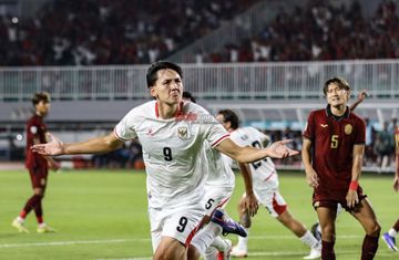 Mitchell Baker sedang melakukan selebrasi seusai mencetak gol dalam laga babak penyisihan grup A Piala AFF 2026 antara Timnas Indonesia versus Timnas Kamboja di Stadion Pakansari, Bogor, Jawa Barat, Senin (27/7/2026).