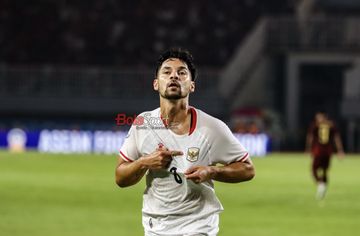 Sandy Walsh sedang melakukan selebrasi seusai mencetak gol dalam laga babak penyisihan grup A Piala AFF 2026 antara Timnas Indonesia versus Timnas Kamboja di Stadion Pakansari, Bogor, Jawa Barat, Senin (27/7/2026).