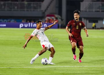 Beckham Putra Nugraha (kiri) sedang mengusai bola dalam laga babak penyisihan grup A Piala AFF 2026 antara Timnas Indonesia versus Timnas Kamboja di Stadion Pakansari, Bogor, Jawa Barat, Senin (27/7/2026).