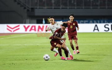 Eliano Reijnders (belakang) sedang berusaha merebut bola dalam laga babak penyisihan grup A Piala AFF 2026 antara Timnas Indonesia versus Timnas Kamboja di Stadion Pakansari, Bogor, Jawa Barat, Senin (27/7/2026).