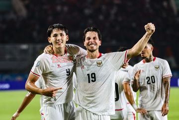 Thom Haye (kanan) dan Mitchell Baker (kiri) sedang selebrasi dalam laga babak penyisihan grup A Piala AFF 2026 antara Timnas Indonesia versus Timnas Kamboja di Stadion Pakansari, Bogor, Jawa Barat, Senin (27/7/2026).