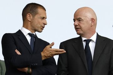Presiden FIFA, Gianni Infantino (kanan) berbicara dengan Presiden UEFA, Aleksandar Ceferin, saat menyaksikan partai babak 16 besar Euro 2024 di Olympiastadion Berlin (29/6/2024).