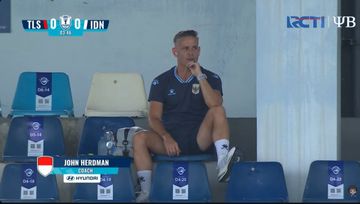 Pelatih timnas Indonesia, John Herdman berada di trbune saat melawan Timor Leste di Chonburi Stadium, Thailand, Jumat (31/7/2026).