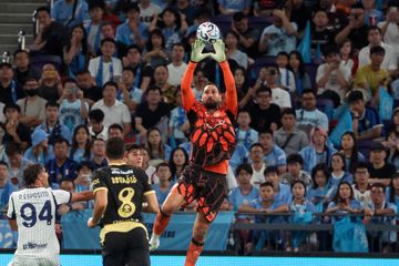 Aksi Gianluigi Donnarumma menangkap bola dalam laga Man City melawan Inter Milan pada agenda pramusim di Hong Kong Stadium (1/8/2026).
