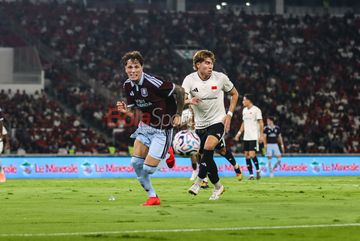 Alejandro Garnacho (kiri) sedang menguasai bola dalam laga uji coba Indonesia All Stars versus Aston Villa di Stadion Utama Gelora Bung Karno, Senayan, Jakarta, Sabtu (1/8/2026).
