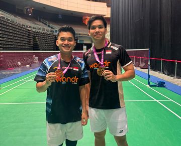 Pasangan ganda putra Indonesia, Leo Rolly Carnando/Daniel Marthin, berpose setelah memenangi gelar Taipei Open 2026 di Taipei Arena, Taiwan, Minggu (2/8/2026).