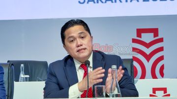 Ketua Umum PSSI, Erick Thohir, sedang memberikan keterangan kepada awak media di Hotel Fairmont, Senayan, Jakarta, Senin (3/8/2026).