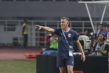 Pelatih Timnas Indonesia, John Herdman, sedang memberikan intruksi kepada para pemainnya saat bertanding di Stadion Pakansari, Bogor, Jawa Barat, Senin (3/8/2026) malam.