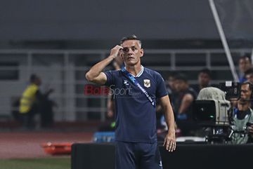 Pelatih Timnas Indonesia, John Herdman, saat memantau para pemainnya bertanding di Stadion Pakansari, Bogor, Jawa Barat, Senin (3/8/2026).