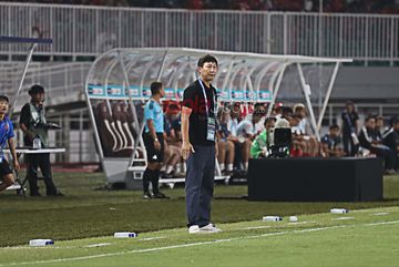Pelatih Timnas Vietnam, Kim Sang-sik, sedang memantau para pemainnya bertanding di Stadion Pakansari, Bogor, Jawa Barat, Senin (3/8/2026).