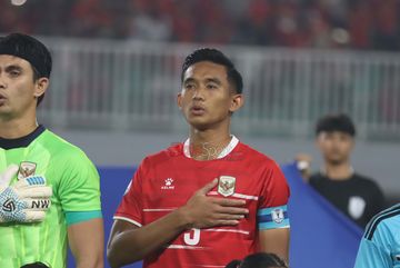 Kapten Timnas Indonesia, Rizky Ridho, sedang menyanyikan lagu kebangsaan jelang bertanding di Stadion Pakansari, Bogor, Jawa Barat, Senin (3/8/2026).