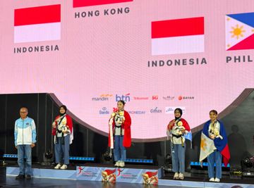 (Kiri) Atlet peraih medali perak Individual Poomsae Putri (Under 30) pada ajang 8th Asian Taekwondo Indonesia Open Championships 2026, Kinara Abbabiel Leninda Fandi Komara.