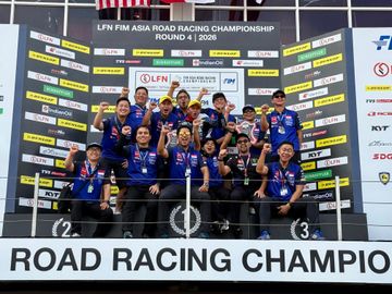 Pembalap Yamaha Racing Indonesia, Wahyu Nugroho, bersama kru setelah memenangkan Race 1 Asia Road Race Championship 2026 seri Indonesia di Sirkuit Mandalika, Lombok, Sabtu (8/8/2026).