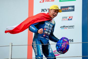 Pembalap Yamaha, Wahyu Nugroho, berselebrasi di podium setelah memenangkan balapan Race 1 ARRC 2026 di Sirkuit Mandalika, Lombok, Sabtu (8/8/2026).