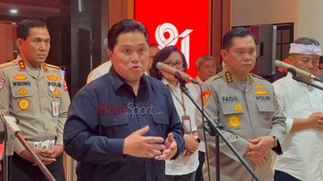Ketua Umum PSSI, Erick Thohir, sedang memberikan keterangan kepada awak media di Kantor Kemenpora, Senayan, Jakarta, Senin (10/8/2026).