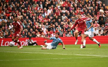 Florian Wirtz (kanan) mencetak gol yang dianulir untuk Liverpool saat menjamu Nottingham Forest pada lanjutan Liga Inggris di Stadion Anfield (29/8/2026).
