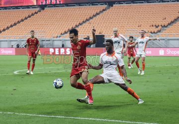 Witan Sulaeman (kiri) sedang menguasai bola saat bertanding dalam laga uji coba Persija Jakarta versus Brisbane Roar di Jakarta International Stadium (JIS), Jakarta Utara, Sabtu (29/8/2026).