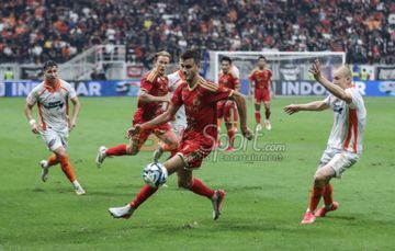 Alexander Jeremejeff (tengah) sedang menguasai bola saat bertanding dalam laga uji coba Persija Jakarta versus Brisbane Roar di Jakarta International Stadium (JIS), Jakarta Utara, Sabtu (29/8/2026).