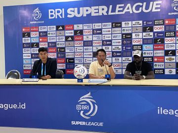 Pemain Isengmulang FC, Makan Konate (kanan) antusias menatap laga melawan mantan timnya yakni Arema FC.