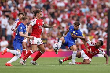 Momen perebutan bola antara Myles Lewis-Skelly (kanan) dengan Pedro Neto dalam duel Arsenal vs Chelsea pada lanjutan Liga Inggris di Stadion Emirates, London (6/9/2026).